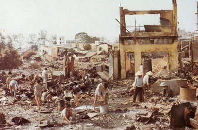 Civilians sort through the ruins of their homes in Cholon, the heavily damaged Chinese section of Saigon, Tet Offensive, Vietnam War, 1968 by Unbekannt Unbekannt